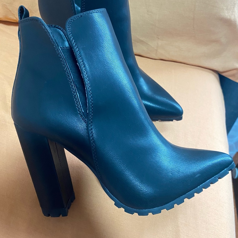 Qupid Woman slip on booties boots size 6 1/2 pointed toe 4inch heel.
